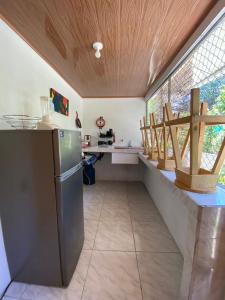 cocina con nevera y encimera con ventanas en Sweet Home en Cabuya