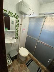 y baño con ducha, aseo y lavamanos. en Casa de Praia LOFT 1 en Saquarema