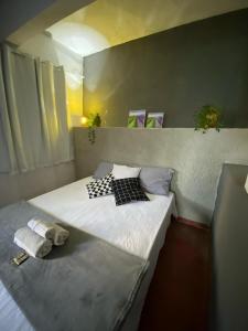 Habitación pequeña con 2 camas y toallas. en Casa de Praia LOFT 1 en Saquarema