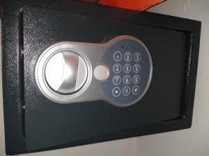 a microwave door with a remote control on it at cabañas Los Pinares in Miramar