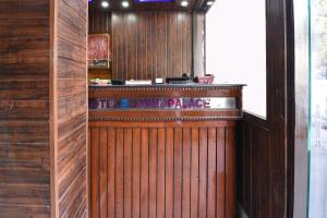 eine hölzerne Bar mit einem Tanzschild darauf in der Unterkunft OYO Hotel Jammu Palace in Jammu