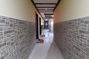 un corridoio di un edificio con muro di mattoni di OYO Hotel Jammu Palace a Jammu