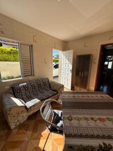 ein Wohnzimmer mit einem Sofa und einem Tisch in der Unterkunft Condominio Horizontal União in Florianópolis