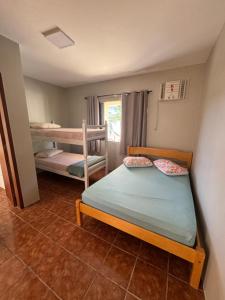 ein kleines Zimmer mit 2 Etagenbetten und einem Fenster in der Unterkunft Condominio Horizontal União in Florianópolis