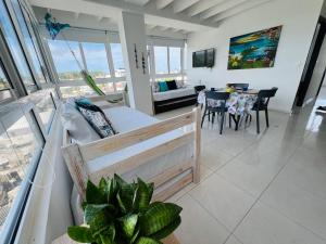 sala de estar con cama y comedor en Apartamentos Bahia Fragata, en San Andrés