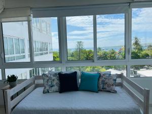 Ένα ή περισσότερα κρεβάτια σε δωμάτιο στο Apartamentos Bahia Fragata con vista al mar +33 φωτογραφίες