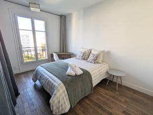 Ένα ή περισσότερα κρεβάτια σε δωμάτιο στο Cosy little nest next to Paris