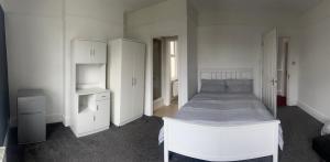 South NorwoodにあるLa Veraのベッドルーム(白いベッド1台、白いキャビネット付)
