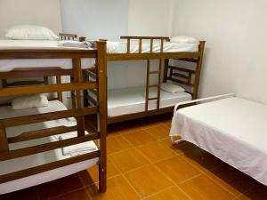 Zimmer mit 3 Etagenbetten in einem Zimmer in der Unterkunft Hostal Casablanca Santa Marta in Santa Marta