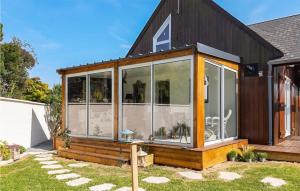 une maison avec un grand groupe de verre dans l'établissement Cozy Home In Colleville-montgomery With Kitchen, à Colleville-Montgomery