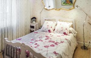 Ένα ή περισσότερα κρεβάτια σε δωμάτιο στο 2 Bedroom Awesome Home In Pierre-Châtel