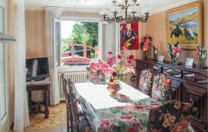 un comedor con una mesa con flores. en 2 Bedroom Awesome Home In Pierre-chtel en Pierre-Châtel