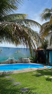 una piscina con vistas al océano en Casa de Praia LOFT 1 en Saquarema