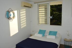 a white room with a bed and a window at Fare fenua Maison 270m2 12p in Papeete +26 photos
