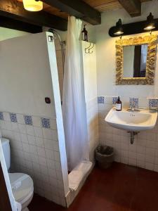 uma casa de banho com um chuveiro, um WC e um lavatório. em Eternal Spring em Antigua Guatemala