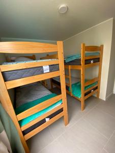 two sets of bunk beds in a room at Lagunamar las cruces in El Tabo