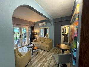 Old Crow Hotel and Suites في بييكيس: غرفة معيشة مع أريكة وطاولة