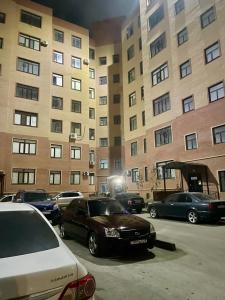 un estacionamiento frente a un gran edificio en Жилой комплекс Махаббат, en Aktau