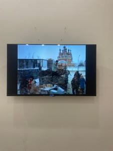 un televisor en una pared con una imagen de un barco en Жилой комплекс Махаббат, en Aktau