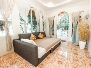 Ban Madua Wan的住宿－MY HOME Resort - Koh phangan vacation house rentals，配有窗户的客房内的一张大床