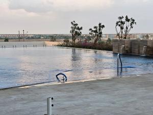 une piscine au milieu d'un corps d'eau dans l'établissement Ensuite one bedroom in a 2-bedroom with a shared living room, à Dubaï