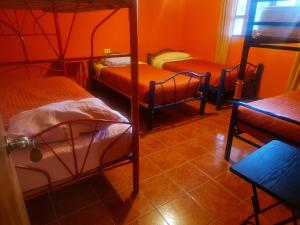 Cette chambre comprend 3 lits superposés et une fenêtre. dans l'établissement Hostal el rancho, à San Pedro de Atacama