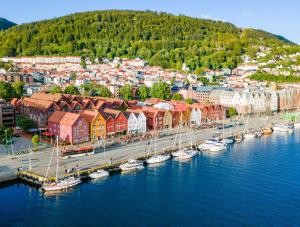 una vista aérea de un puerto con barcos en el agua en King bed - Behind Bryggen - Renovated des 23, en Bergen