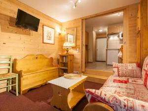 a living room with a couch and a tv at Studio Avoriaz, 1 pièce, 4 personnes - FR-1-314-236 in Morzine