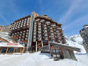 a large building in the snow in front of a mountain at Studio Avoriaz, 1 pièce, 4 personnes - FR-1-314-236 in Morzine