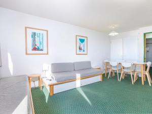 Habitación con sofá, mesa y sillas. en Appartement Avoriaz, 2 pièces, 7 personnes - FR-1-314-244 en Morzine
