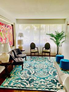 een woonkamer met stoelen en een tapijt bij Lechón Marina in Viña del Mar