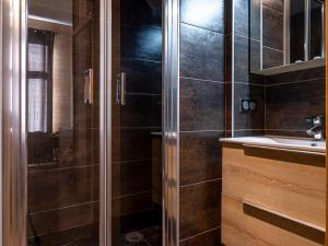 a bathroom with a shower and a sink at Appartement Prestige 3 Pièces à Avoriaz - 5/7 Pers, Ski In/Out, Balcon Plein Sud, Équipements Haut de Gamme - FR-1-314-234 in Morzine
