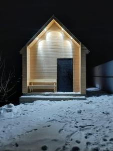 un bâtiment avec une porte dans la neige dans l'établissement Eldos_Kolsai, à Saty