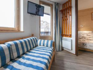 a living room with a couch and a flat screen tv at Appartement Avoriaz, 2 pièces, 5 personnes - FR-1-314-264 in Morzine