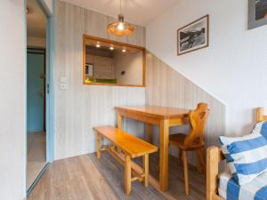 Habitación pequeña con mesa de madera y silla en Appartement Avoriaz, 2 pièces, 5 personnes - FR-1-314-264, en Morzine