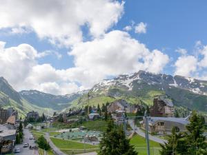 una ciudad frente a una montaña en Appartement Avoriaz, 2 pièces, 5 personnes - FR-1-314-264, en Morzine