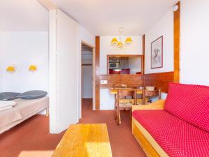 - un salon avec un canapé et une table dans l'établissement Appartement Avoriaz, 2 pièces, 5 personnes - FR-1-314-260, à Morzine