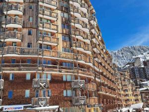 モルジヌにあるAppartement Avoriaz, 2 pièces, 5 personnes - FR-1-314-260のバルコニー付きの大きな建物