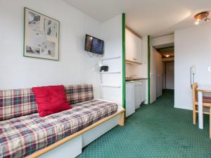 A television and/or entertainment centre at Appartement pour 5 avec internet près de l'ESF et parking - FR-1-314-267