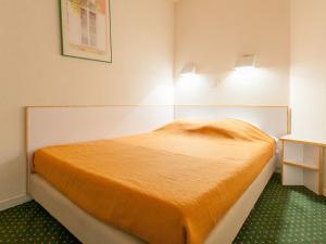 A bed or beds in a room at Appartement pour 5 avec internet près de l'ESF et parking - FR-1-314-267