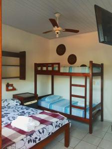 Двухъярусная кровать или двухъярусные кровати в номере Estalagem Sol de Boipeba