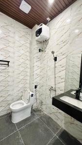 カオバンにあるMinh Hoang Hotel & Homestayのバスルーム(トイレ、洗面台付)