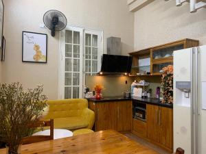 河内CharmCham house的客厅配有黄色椅子和冰箱