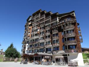 a tall building with bikes parked in front of it at Studio Avoriaz, 1 pièce, 4 personnes - FR-1-314-276 in Morzine