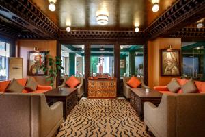 un vestíbulo de hotel con 2 sofás y una mesa en Hotel Tibet en Katmandú