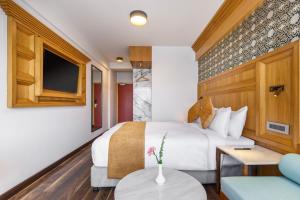 A bed or beds in a room at Hotel Tibet
