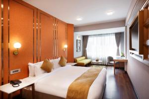 A bed or beds in a room at Hotel Tibet