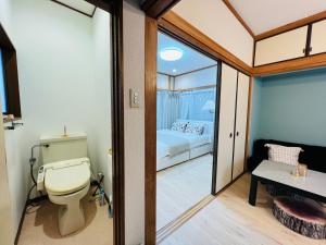 uma casa de banho com WC e um quarto em ZYZ Showamachi-house em Tóquio