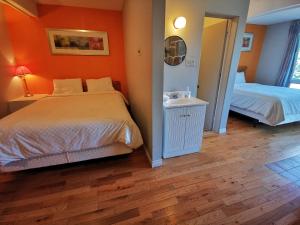Postel nebo postele na pokoji v ubytování Motel Tremblant