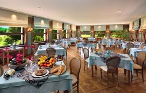 
A restaurant or other place to eat at Logis Hotel Des Vosges
